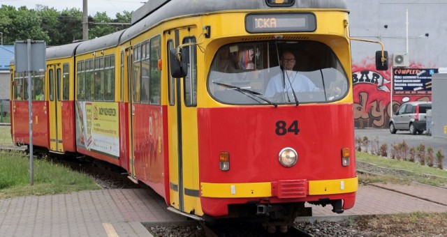 Od poniedziałku 5 sierpnia grudziądzkie tramwaje zmienią trasę i rozkłady. "Dwójki" nie będą kursowały do osiedla Tarpno. Zamiast nich będą jeździły tramwaje linii nr 3 kursujące między osiedlem Rządz a dworcem kolejowym w Grudziądzu. Rozkład jazdy tramwajów linii nr 3 w Grudziądzu.