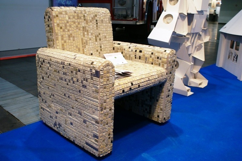 Zbudował fotel ze... 150 zużytych klawiatur [ZDJĘCIA]