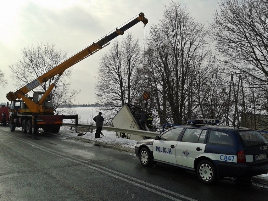 Wypadek w Olszy - Renault zamiast w prawo pojechało prosto