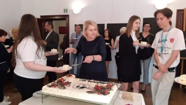 Otwarcie wernisażu prac konkursowych zbiegło się z 180. rocznicą urodzin Marii Konopnickiej, więc nie mogło zabraknąć okolicznościowego tortu. Zobaczcie zdjęcia >>>>>