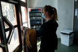 Maseczkomaty w Poznaniu - automat z maseczkami, rękawiczkami i płynem dezynfekującym stanęły w urzędzie miasta przy ul. Libelta