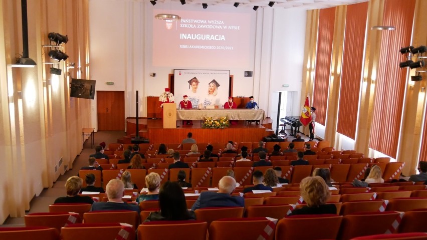 Nyska PWSZ oficjalnie zainaugurowała rok akademicki. Skromne obchody przez koronawirusa