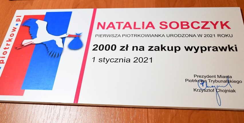 Czek dla pierwszego dziecka urodzonego w Piotrkowie w 2021....