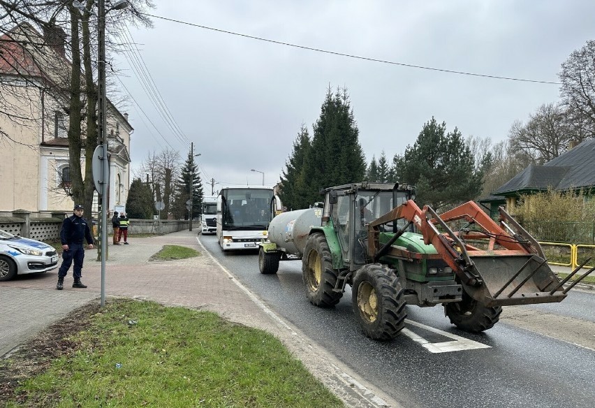 Protesty rolnicze w powiecie tomaszowskim, 20.03.2024. Utrudnienia na DW713, ronda w Rokicinach i Ujeździe będą zablokowane