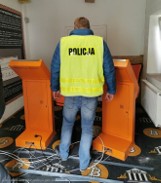   Policjanci i celnicy w lokalu z nielegalnymi automatami do gier w Rzgowie  