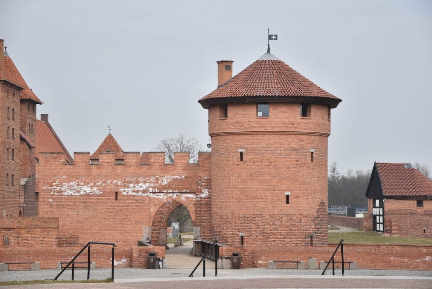 Malbork. Zamek miejscami biały po zimie. To naturalne zjawiska na murach, ale muzeum będzie się starało zaradzić im na przyszłość