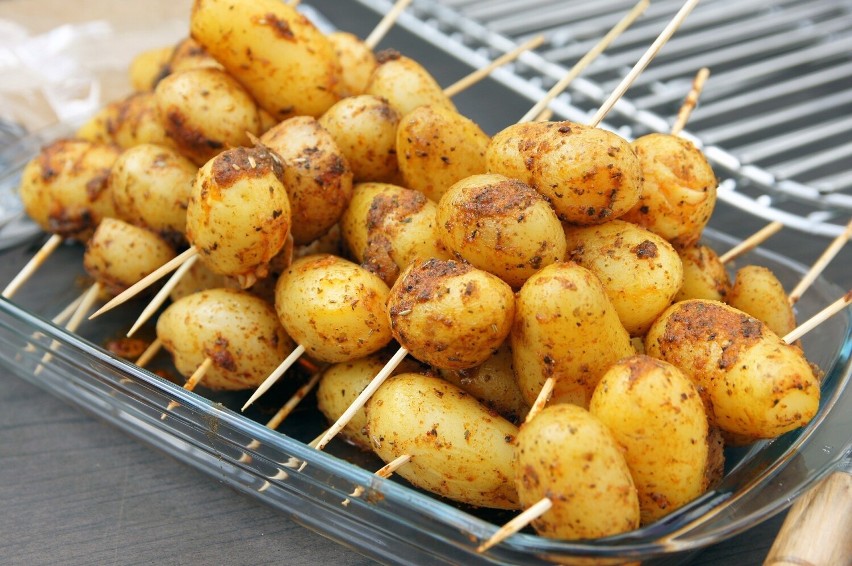 Składniki: małe ziemniaki (3-4 sztuki na szaszłyk), olej lub...