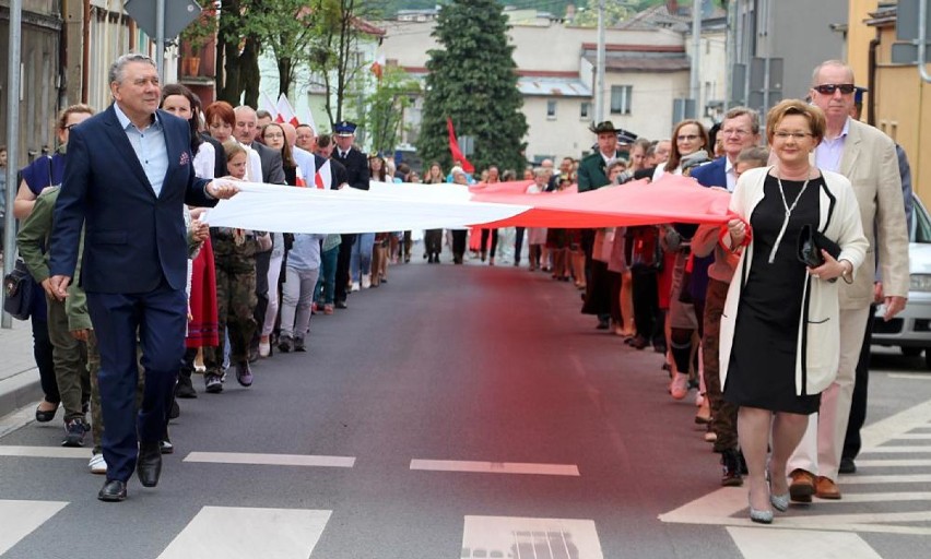 Wyrzysk: Szli ulicami miasta niosąc 50 metrową flagę! [ZOBACZ ZDJĘCIA]