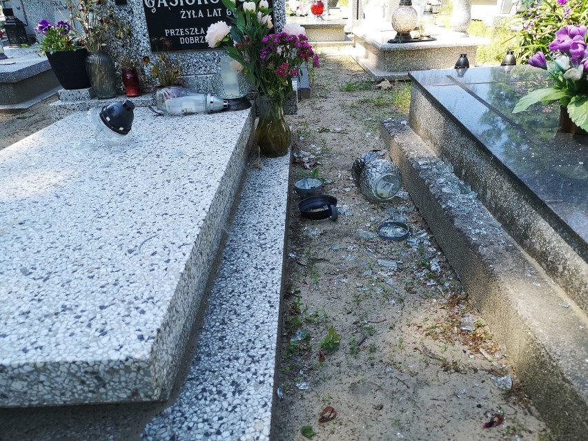 Wandal zniszczył groby na cmentarzu w Grudziądzu [zdjęcia]