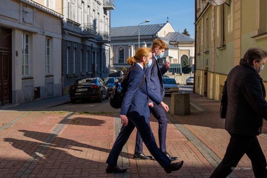 Tarnów. Maturzyści rozpoczęli egzamin dojrzałości. Na początek język polski [ZDJĘCIA]