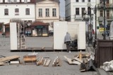 Inowrocław. Rozpoczęło się stawianie ogródków piwnych na Rynku w Inowrocławiu. Zdjęcia