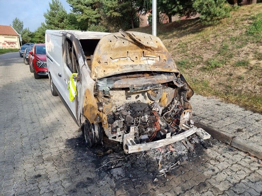 Nocny pożar opla vivaro na ul. Malawskiego w Przemyślu. Uszkodzona została skoda [ZDJĘCIA]