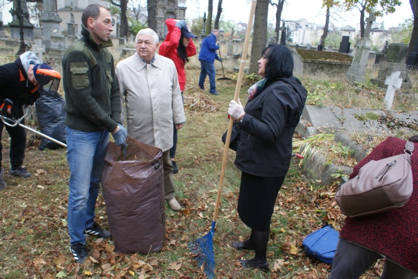 Kaliszanie sprzątali zabytkowy cmentarz prawosławny w...