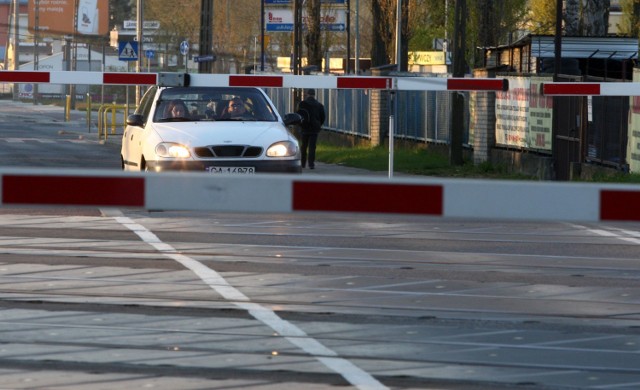 Szlabany na ulicy Puckiej nazywane są przez kierowców przeklętym miejscem.