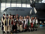 Zespół Tańca Ludowego Kościelec w 33. Bazie Lotnictwa Transportowego w Powidzu