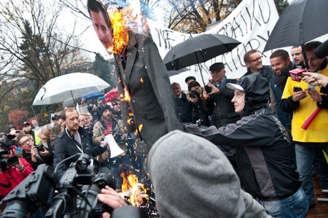 Przedsiębiorcy spalili kukły polityków. Demonstracja pod Sejmem