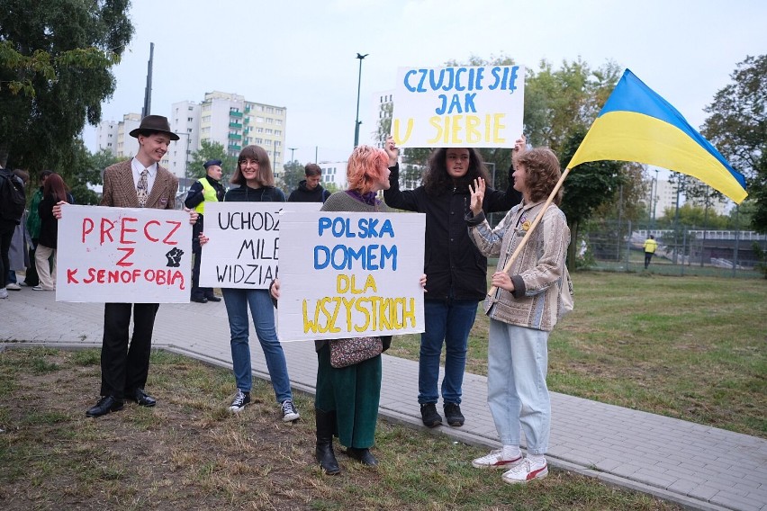 Marsz przeciwko nienawiści przeszedł ulicami Grochowa. Mieszkańcy protestowali przeciw ksenofobicznym atakom. "Polska domem dla wszystkich"