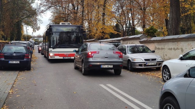 Wszystkich Świętych 2020 w Piotrkowie: tak wyglądał ruch wokół cmentarzy 29 października