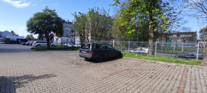 Wraki na parkingach w Piotrkowie - auta blokują miejsca parkingowe na os. Wyzwolenia ZDJĘCIA