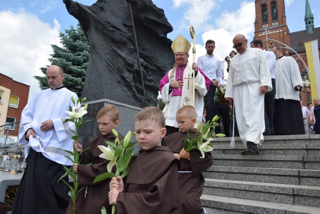 Procesja ulicami Rybnika z figurą św. Antoniego. To tradycja przypadająca zawsze na dzień odpustu w Bazylice rybnickiej. Wierni wraz z przedstawicielami władz miasta przechodzą od Bazyliki, przez ulicę Kościuszki aż na rynek.