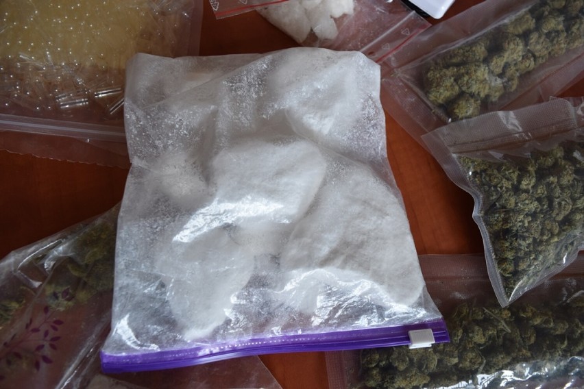 Handlarze narkotyków w rękach śremskiej policji. Funkcjonariusze zabezpieczyli ponad kilogram nielegalnego towaru
