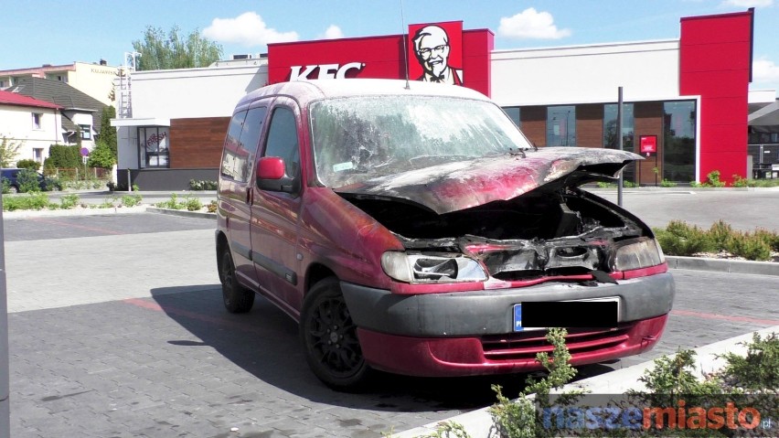 Pożar samochodu przy KFC na ul. Kruszyńskiej we Włocławku [WIDEO]