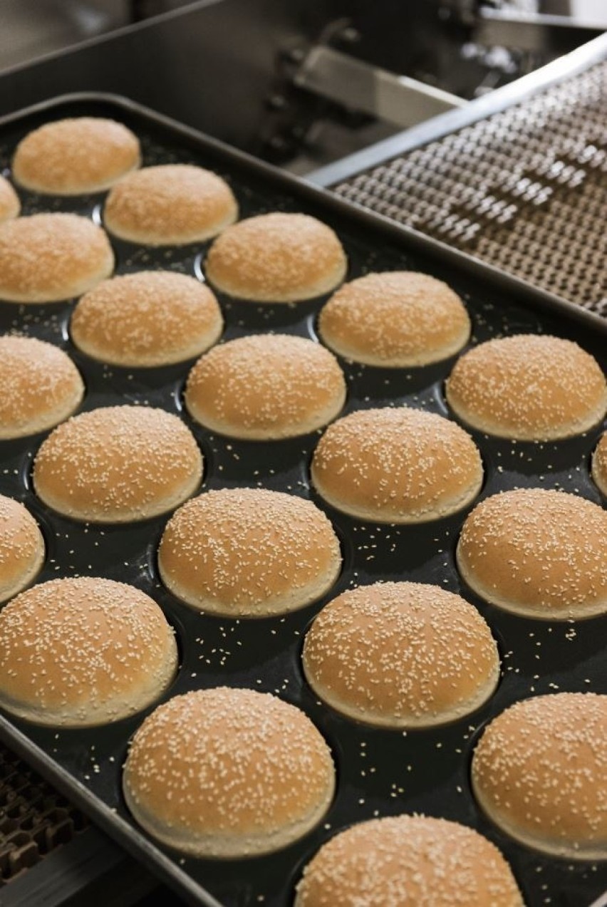 W Nowej Soli produkowane są m.in. bułki do hamburgerów....