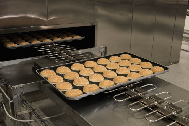 W Nowej Soli produkowane są m.in. bułki do hamburgerów. Przed wywozem z firmy, są mrożone