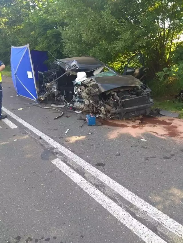 Policjanci jednostki w Wałczu zatrzymali 23-letniego kierowcę, który spowodował wypadek drogowy ze skutkiem śmiertelnym. Młody kierowca prowadził pojazd pod wpływem alkoholu. Postanowieniem sądu najbliższe trzy miesiące spędzi w areszcie.

Do zdarzenia doszło około godziny 6.30 na drodze gminnej, pomiędzy miejscowością Mirosławiec Górny, a Mirosławiec.

23-letni kierujący pojazdem osobowym marki VW Passat, na łuku drogi, w wyniku niezachowania należytej ostrożności i niedostosowania prędkości do warunków ruchu, stracił panowanie nad pojazdem i uderzył w przydrożne drzewo.

W wyniku tego zderzenia, śmierć na miejscu poniosła 17-letnia pasażerka tego pojazdu. Dwoje innych młodych pasażerów: kobieta i mężczyzna trafili do szpitala. Młody pasażer w wyniku odniesionych poważnych obrażeń ciała został przetransportowany do szpitala w Szczecinie przez Pogotowie Lotnicze.

Jak się okazało kierujący 23-latek był w stanie nietrzeźwości. Urządzenie do pomiaru stanu trzeźwości pokazało wynik ponad 1 promil alkoholu w wydychanym powietrzu.

Sędzia Sądu Rejonowego w Wałczu zastosował wobec sprawcy wypadku drogowego środek zapobiegawczy w postaci tymczasowego aresztowania na okres 3 miesięcy. Za popełniony czyn grozi mu kara do 12 lat pozbawienia wolności.

OSP Wałcz

Zobacz także Wypadek na al. Monte Cassino - zderzenie auta osobowego i skutera
