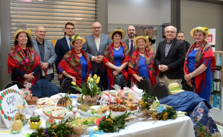 Tradycyjne Stoły Wielkanocne w Jeleniej Górze. Koła Gospodyń Wiejskich zaprezentowały świąteczne smakołyki i ozdoby