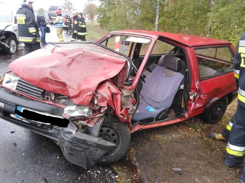 Poważny wypadek pod Zbąszyniem. Jaguar zderzył się z VW