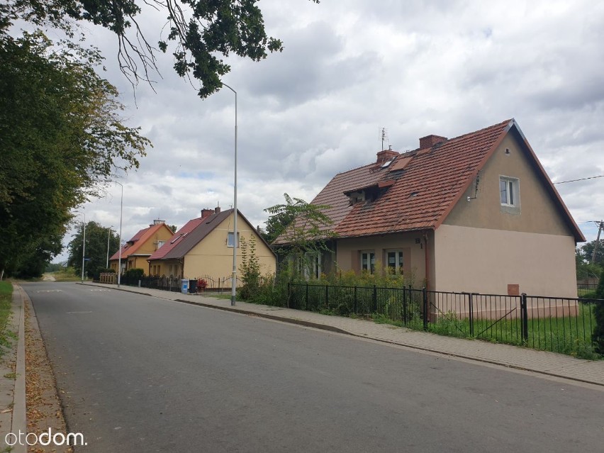 Oto najtańszy dom na sprzedaż we Wrocławiu. Możesz go kupić w cenie mieszkania. Cena: 295 000 złotych (ZDJĘCIA)