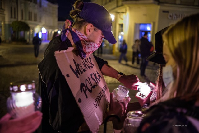 Protestujący po orzeczeniu TK drugi dzień z rzędu manifestowali przed biurem PiS w Tarnowie