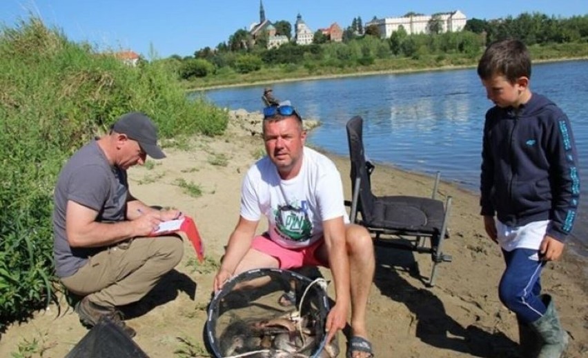 Ryby po zważeniu przez komisje sędziowskie wróciły w dobrym...