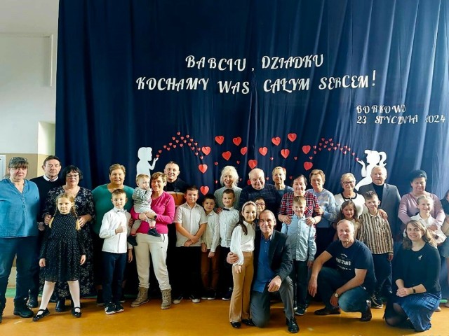 Z okazji Dnia Babci i Dziadka w Szkole Podstawowej w Borkowie odbyła się uroczysta akademia z poczęstunkiem.