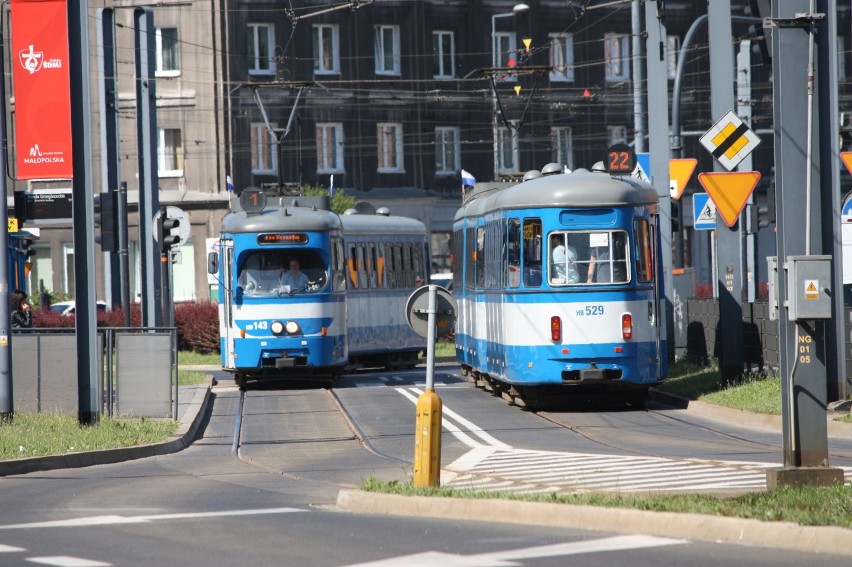 Kraków. Dlaczego autobusy i tramwaje jeżdżą dziś z flagami biało-błękitnymi?