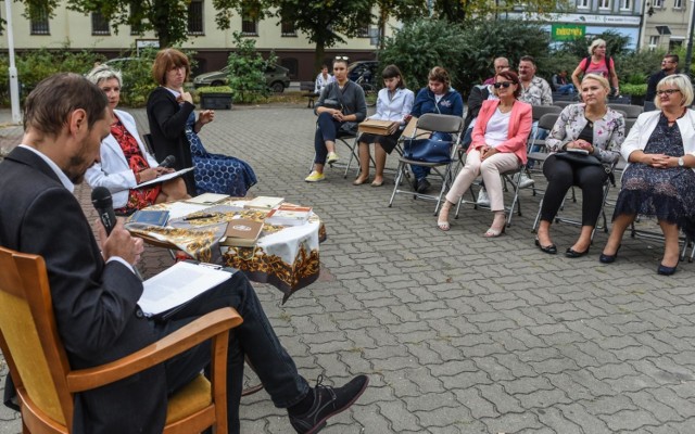 Akcja Narodowego Czytania „Przedwiośnia” Stefana Żeromskiego odbyła się w całej Polsce w sobotę, 8 września. Włączyła się do niej również Bydgoszcz, a wspólne czytanie odbyło się między innymi na fordońskim Rynku.


Zobacz wideo: Uwaga! Pomylenie tych grzybów grozi śmiercią!

