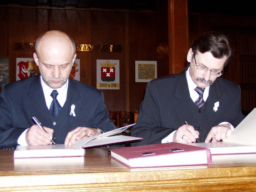 Starosta szczecinecki Krzysztof Lis (z lewej)  burmistrz...