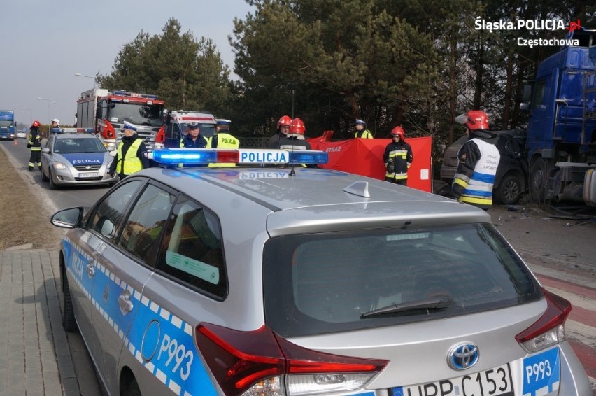 Tragiczny wypadek w Starczy. Piesza staranowana przez samochody. Kierowca nie żyje