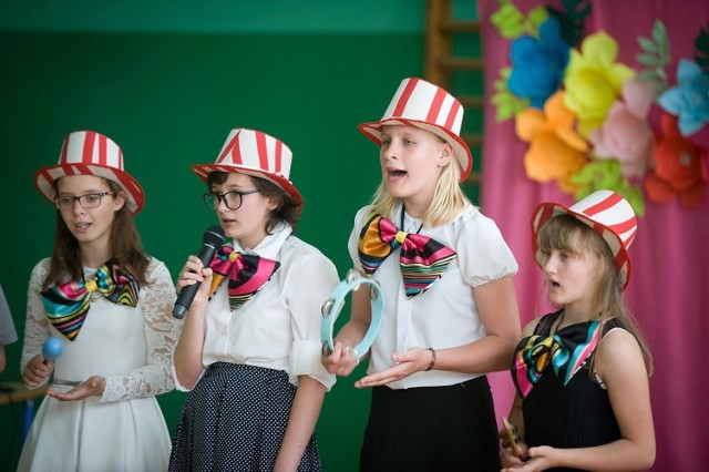 Kolorowe kokardy, pasiaste kapelusze i instrumenty perkusyjne to znak rozpoznawczy kwintetu ze szkoły w Jeżewie