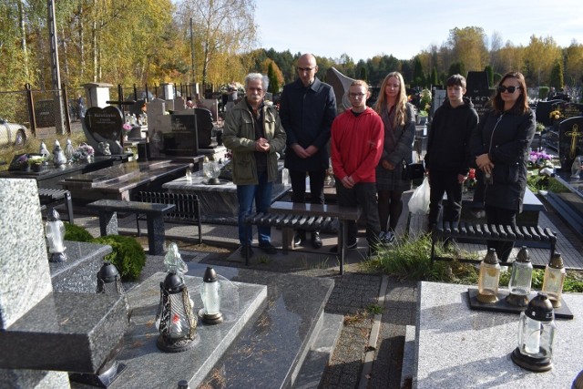 Na cmentarzu komunalnym w Skarżysku-Kamiennej złożone zostały znicze na grobach czterech osób związanych z „Solidarnością”