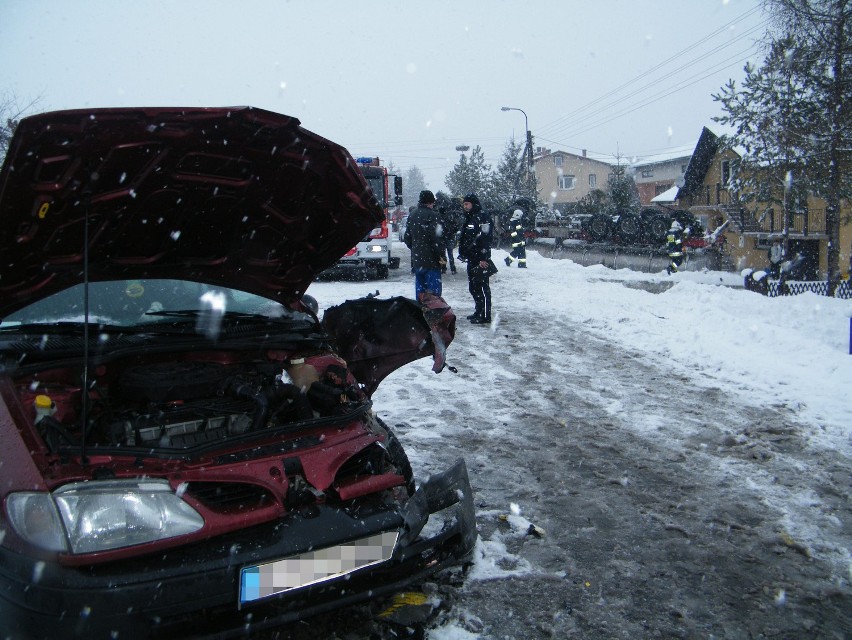 Wypadek w Osieku: auto zderzyło się z cysterną. Trzy osoby ranne [ZDJĘCIA]