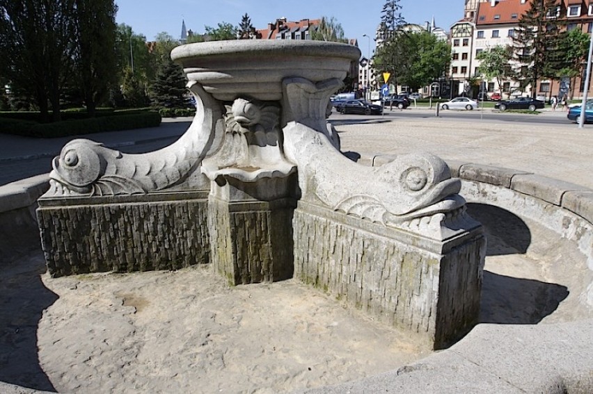 Fontanna posadzkowa i na Placu Słowiańskim w Elblągu