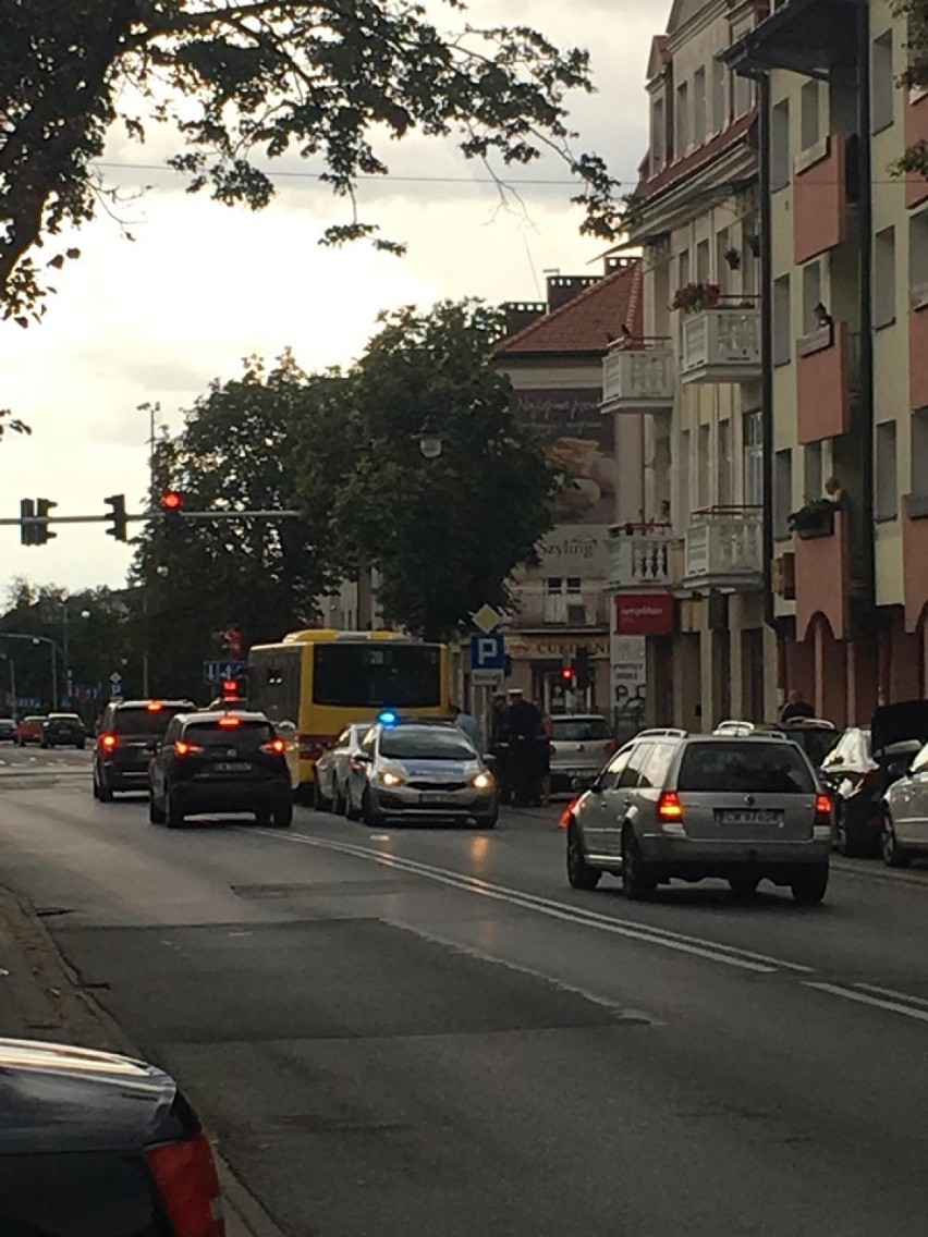 Zderzenie audi z autobusem MPK na ul. Warszawskiej we Włocławku [zdjęcia]