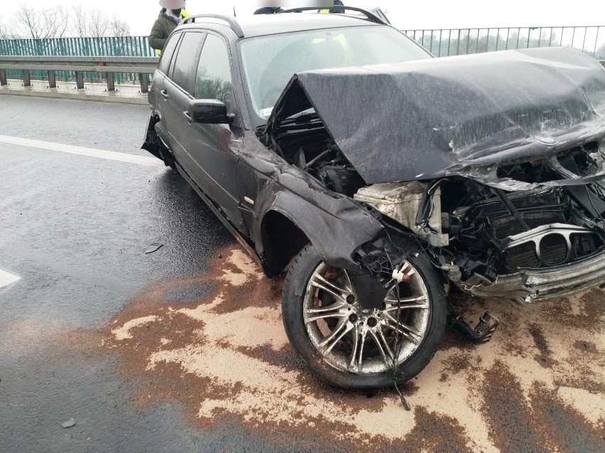 Samochód BMW uderzył w bariery na autostradzie w Balicach