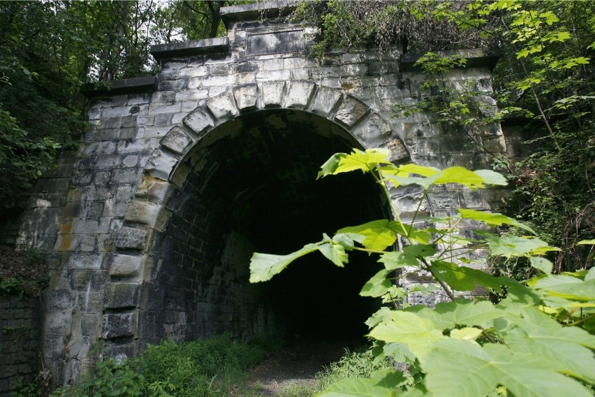 Najdłuższy tunel kolejowy w Polsce jest w remoncie (ZDJĘCIA)