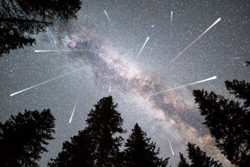 Perseidy 2023. Spadające gwiazdy można obserwować na nocnym...