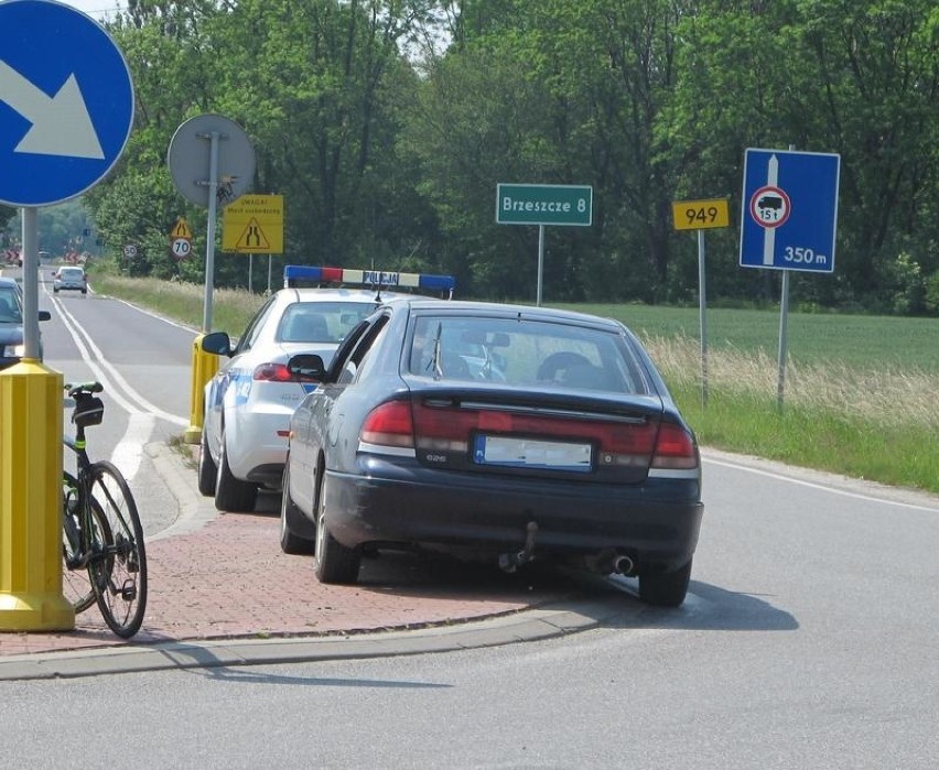Łęki. Rowerzysta potrącony przez samochód osobowy na skrzyżowaniu na drodze wojewódzkiej 948 [ZDJĘCIA]