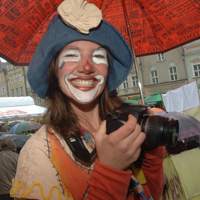 Żakinada, czyli barwny pochód studentów, to już tradycja. W tym roku odbędzie się w środę, 23 maja. Studenci wyruszą spod politechniki przy ul. Mikołajczyka. Do barwnego korowodu przyłączyć może się każdy student, który ciekawie się przebierze. Pochód wyruszy wzorem lat ubiegłych spod PO, przejdzie przez kampus UO i swój finał znajdzie na Rynku, gdzie przedstawiciele samorządów studenckich przejmą klucze do bram miasta od prezydenta. A jak wyglądał przemarsz studentów przez Opole 10 lat temu? Zobaczcie zdjęcia.

Piastonalia 2018. Przed nami wielka zabawa [ŻAKINADA, KONCERTY, PROGRAM]

