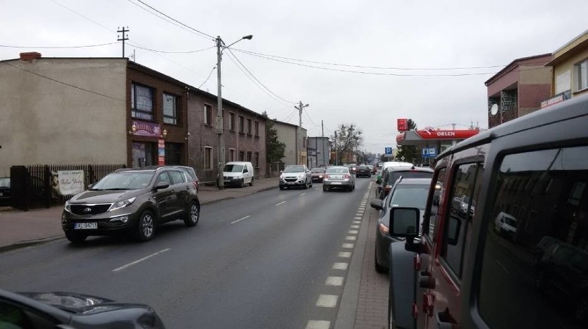 Na tym rondzie w Kłobucku koncentruje się ruch samochodowy z...